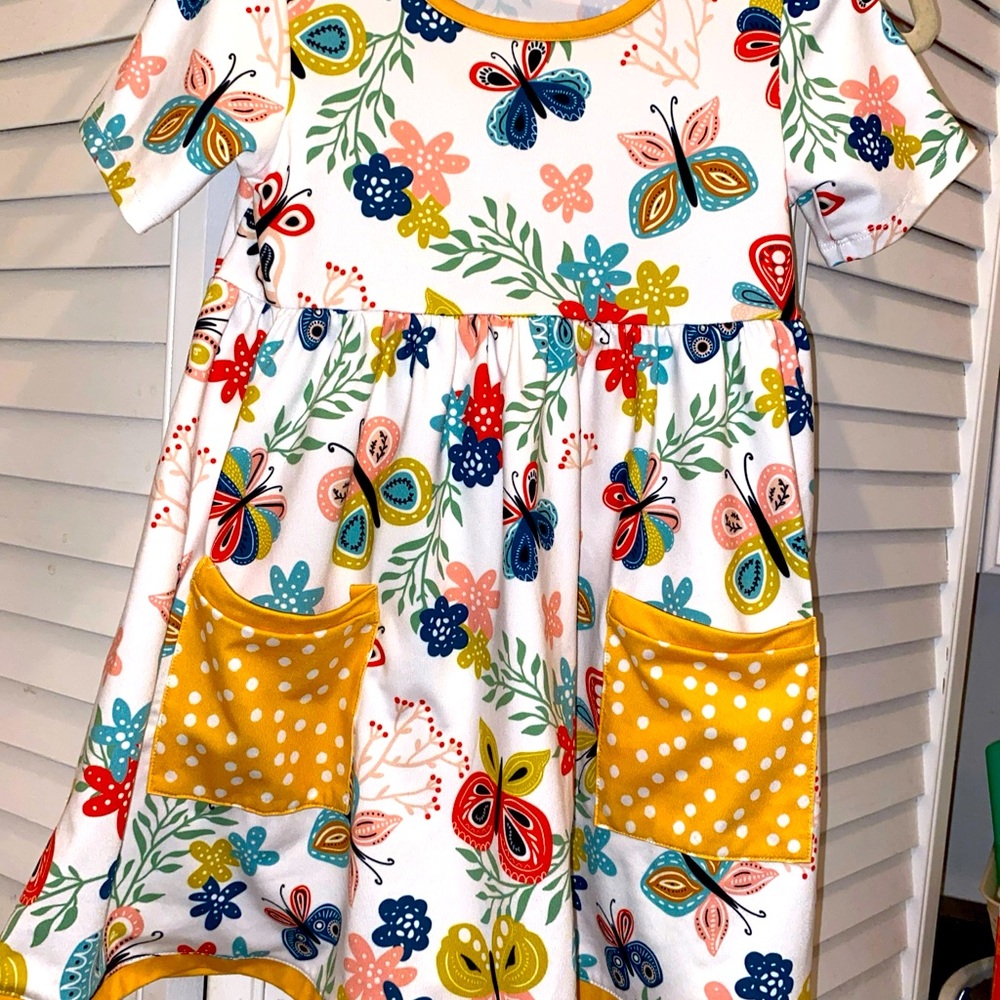 MILLIE LOVES LILY “Butterflies w/Pockets” Dress Size 5 Gold Short Sleeves EUC